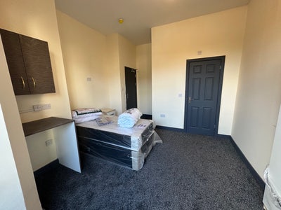 5 en suite rooms - ST5 - Benefits accepted  Main Photo