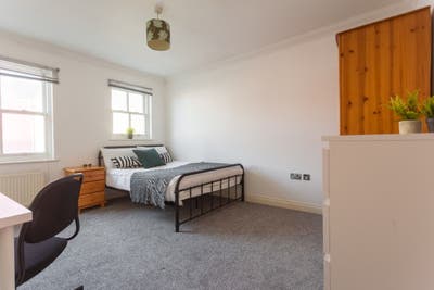 Lovely Ensuite Room/Friendly Hse/Walk to Town Ctr. Main Photo