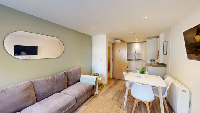 Modern 4-Bedroom Flat with Open Plan Living Main Photo