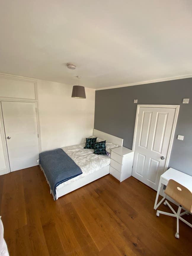 Elegant Ensuite Room - Town Centre! Main Photo