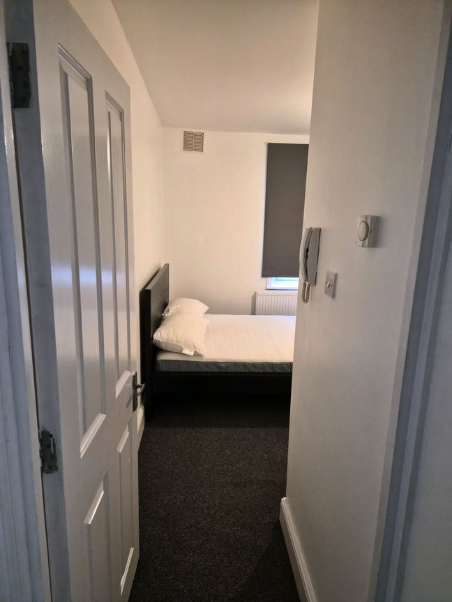 Studio flat with separate kitchen and bathroom Main Photo