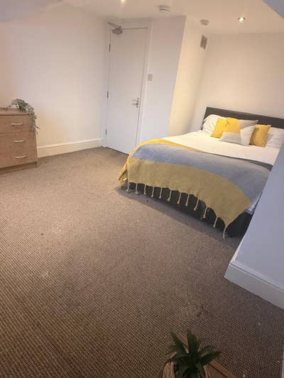 Warrington town centre - Double room all bills inc Main Photo
