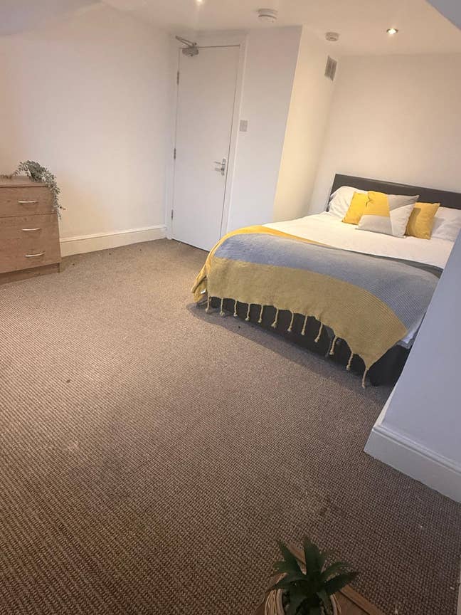 Warrington town centre - Double room all bills inc Main Photo