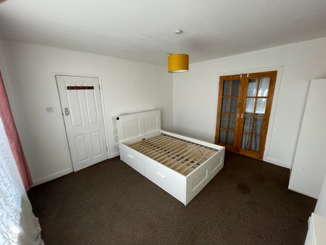 Double room availaable - Lawrence Weston Main Photo