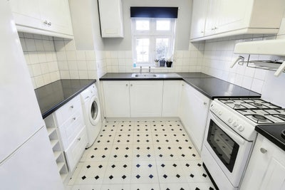 Affordable & Spacious Room Available in Gants Hill Main Photo