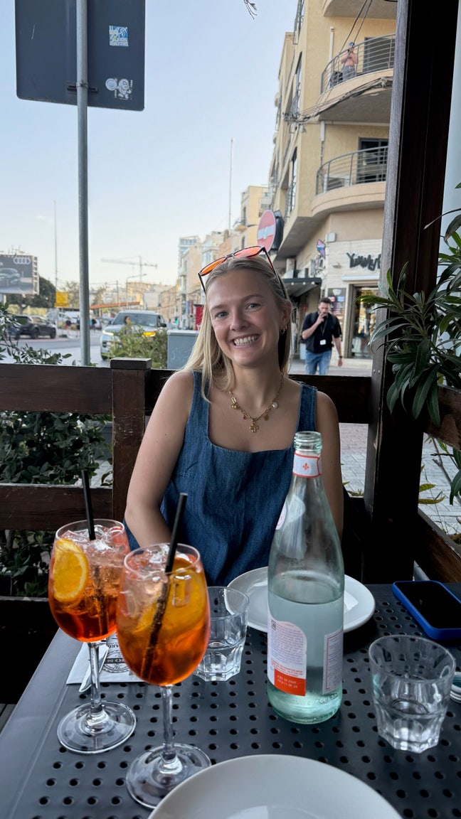 27 year old Female seeks a double room Main Photo