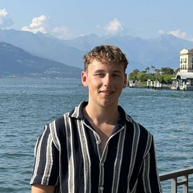 23 Y/O professional - looking for 1-4 flatmates Main Photo