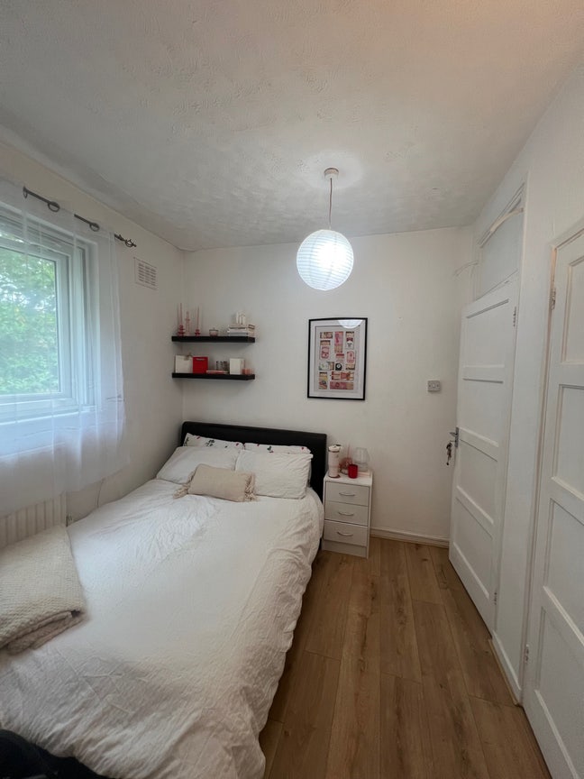 Rooms available Nine Elms Main Photo