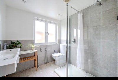 Large room with Desk in peaceful Thames Ditton Main Photo