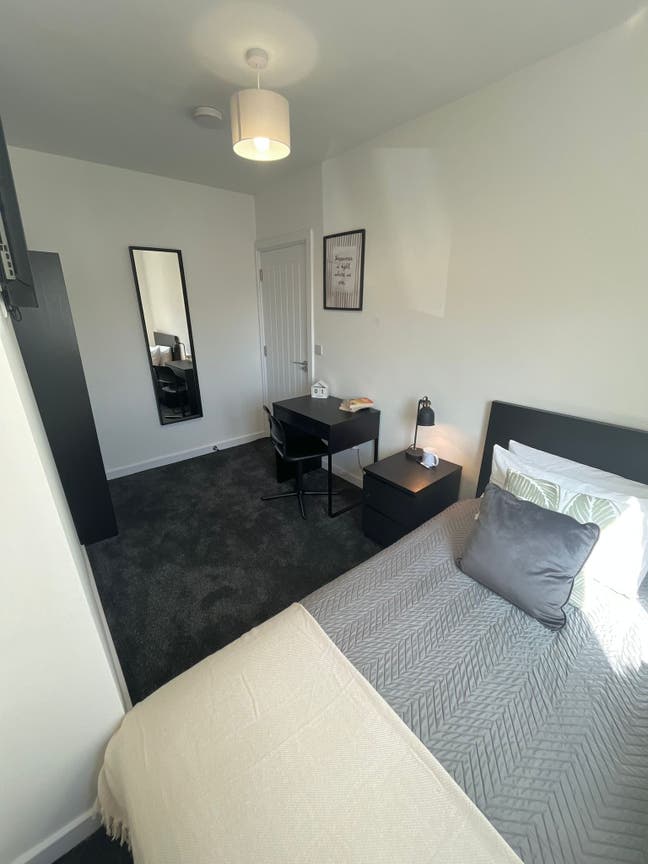 Modern Room Available in 3 Bed Luxury Houseshare  Main Photo
