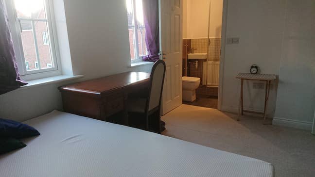 Doule room with ensuite in Woodston Main Photo