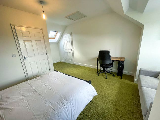 Professional House Share (2xDouble Ensuite Rooms)  Main Photo
