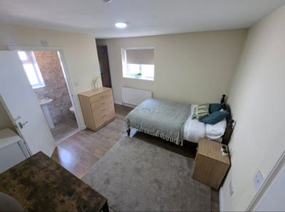 Spacious Ensuite Room 🚆 11Min Walk to Station Main Photo