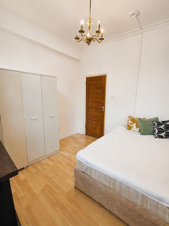 Live in Hyde Park Mansions- Double Room Available Main Photo