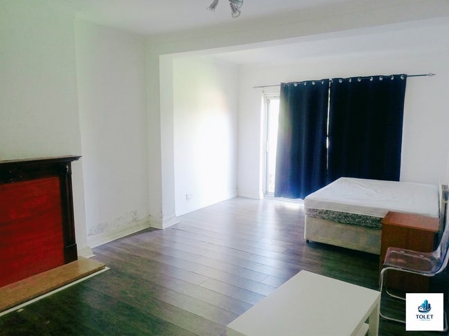 4 rooms near Middlesex university start from&pound;820 Main Photo