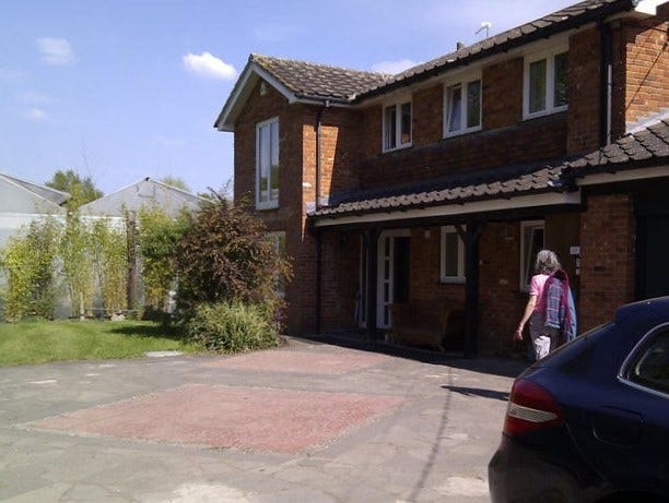 Quiet.Country like. Parking. Near A322. N/W Woking Main Photo