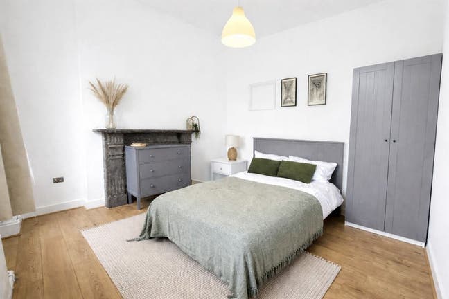 4 spacious Double Bedrooms fully furnished recentl Main Photo