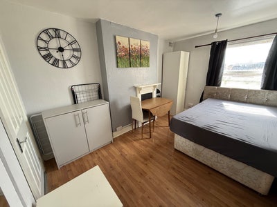 🔥 Modern Luxury Studios near City & Uni! ALL INC 🏡 Main Photo