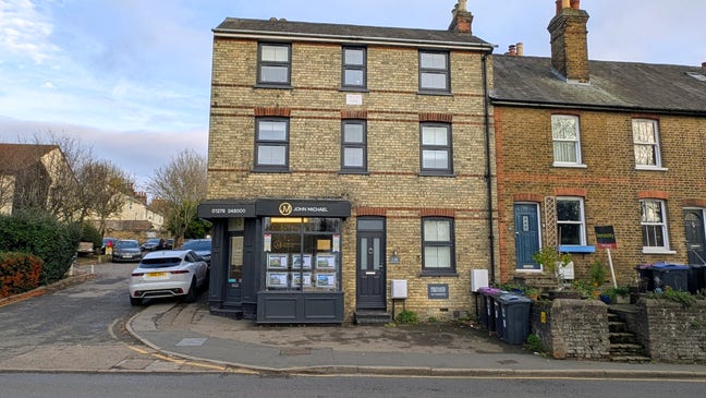 Double Room with Basement Close to Train Station Main Photo