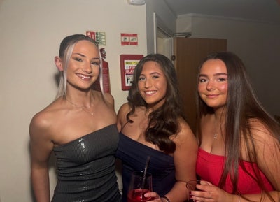 3 girls looking for a flatmate  Main Photo