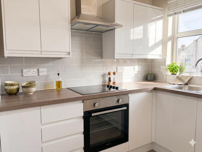 Mini-House Living: Share with Just One Other! 🏠🙌 Main Photo