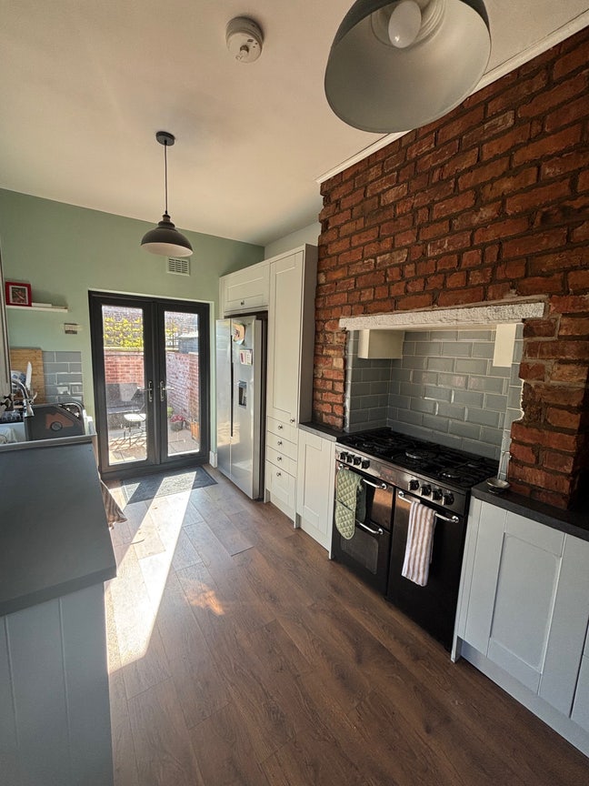 Large double room in shared house  Main Photo