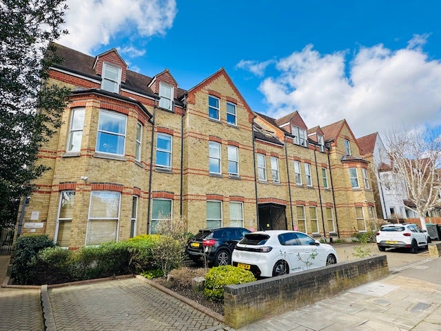 Large Double Room Within Flat-Share Main Photo