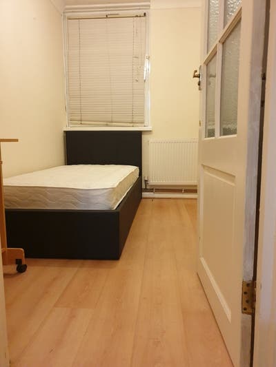 Clean Single room in a friendly houseshare Main Photo