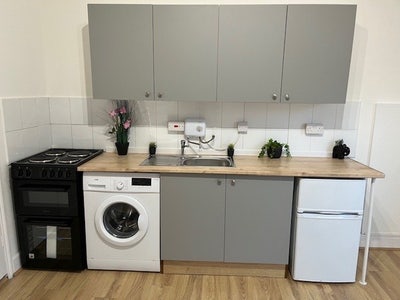 No Deposit: V Bright Single Self Contained Studio  Main Photo