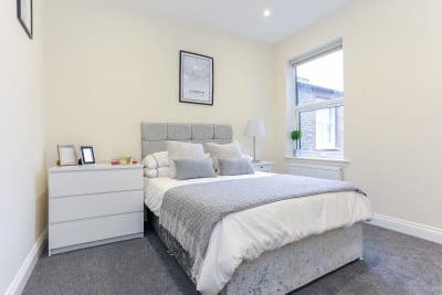 Double Room in a 4 Bed Property Close to Station Main Photo