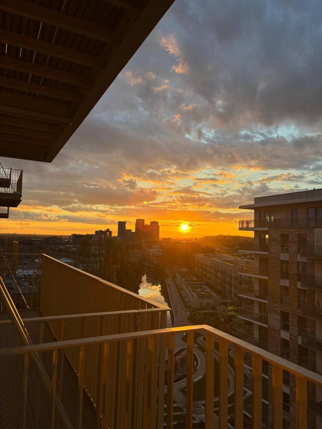 Bright Single Room with Private Balcony – Wembley  Main Photo