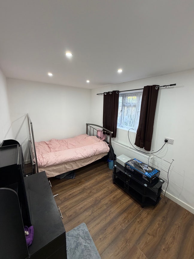 1 bedroom double bed en suite Main Photo
