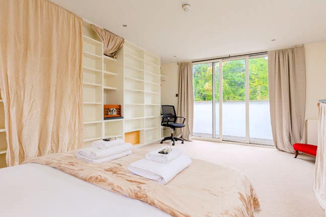 4 double bed house with forest views. Kings cross Main Photo