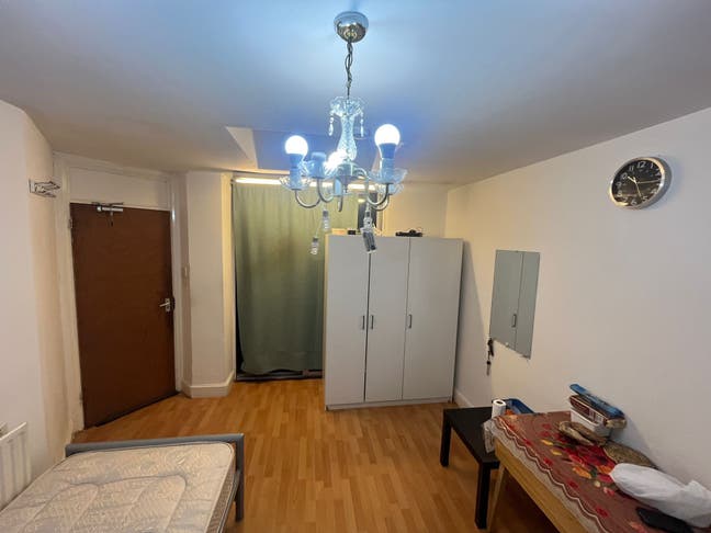 Spacious Master Room to let - Wembley HA0 4RS Main Photo