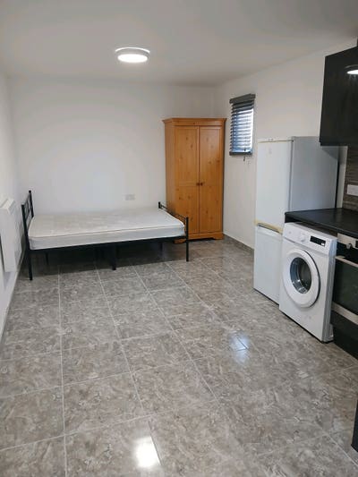 Studio to Rent Fully Furnished Main Photo