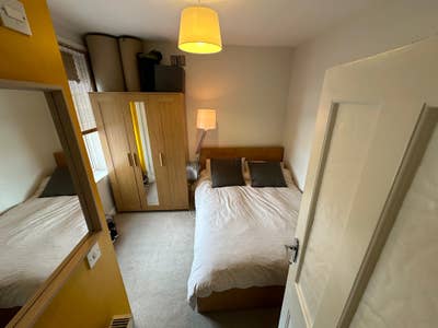 Large Kingsize Room - central - parking Main Photo