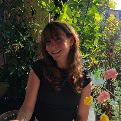 Hiya, I’m Lois and I’m a 25 year old prof... Main Photo