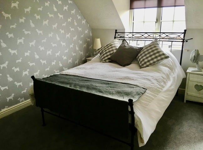 Beautiful double bedroom in waterside location  Main Photo