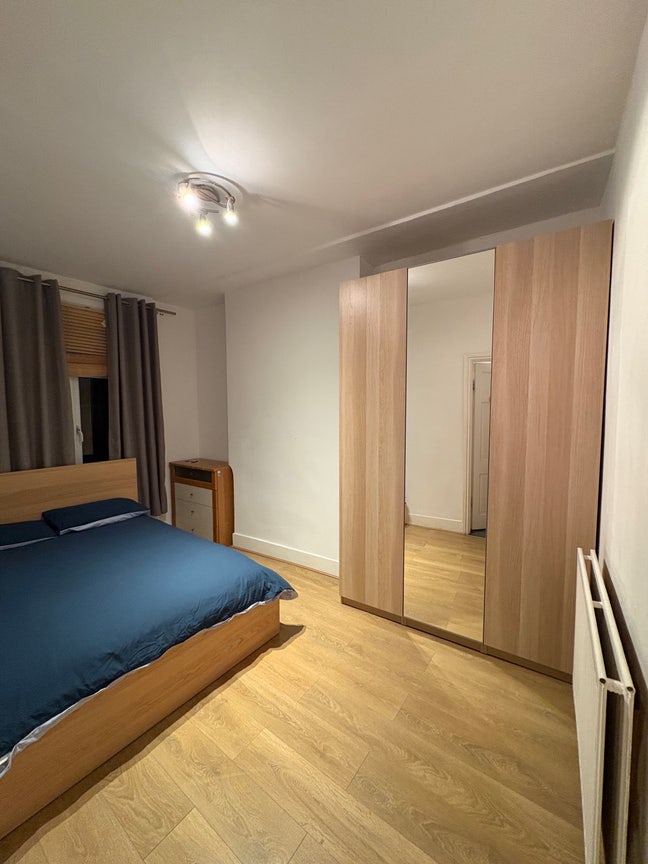 Spacious double room to let in W12  Main Photo