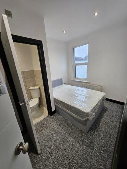 5 double bedroom ensuite House available now Main Photo