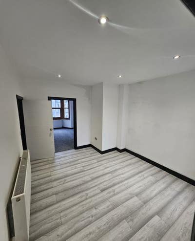 5 double bedroom ensuite House available now Main Photo