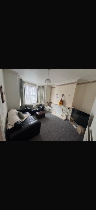 Spacious Double Bedroom Available in Friendly Home Main Photo