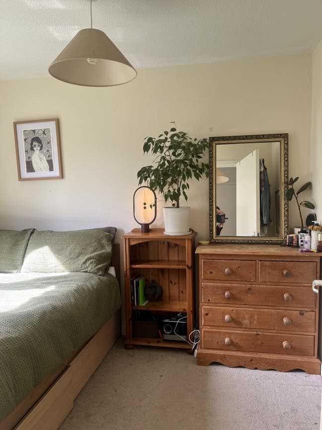 Small room available  Main Photo