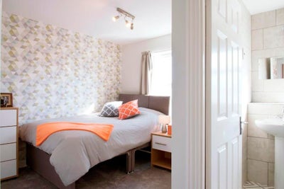 Ensuite Room with Bath Available by Hogland's Park Main Photo