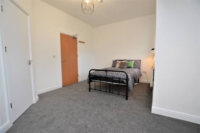 Double En-Suite Shower Room | Close to Whh Main Photo