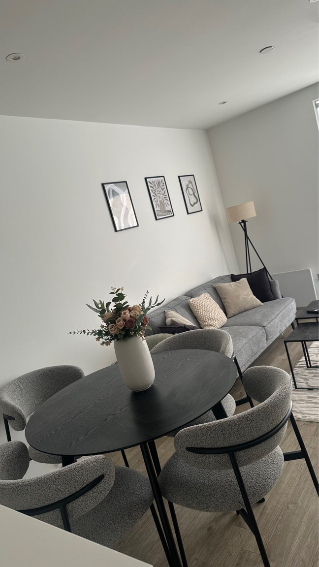 Peaceful room in clean, professional flat Main Photo