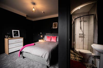 All Female House - beautiful en suite's Main Photo