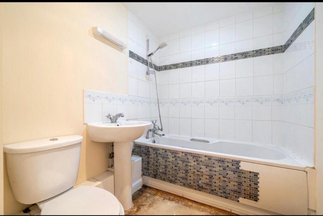 Double room available for couple or 2 girls Main Photo