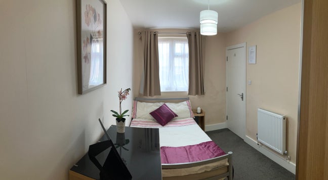 🌟🏡 Your lovely clean ensuite room is ready! 🚿😁 Main Photo