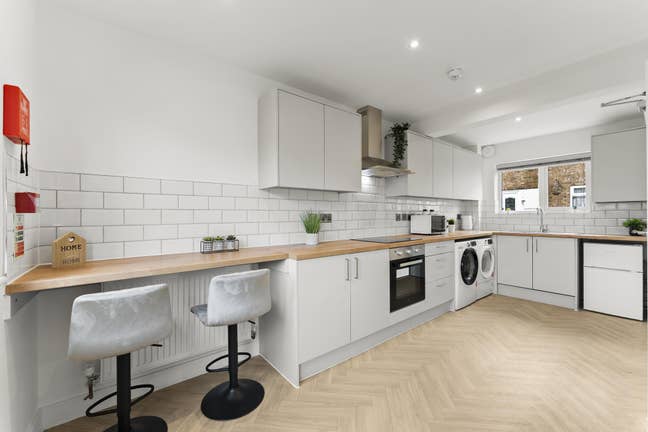 NEW Large Studio | Kitchenette & Lovely Ensuite Main Photo